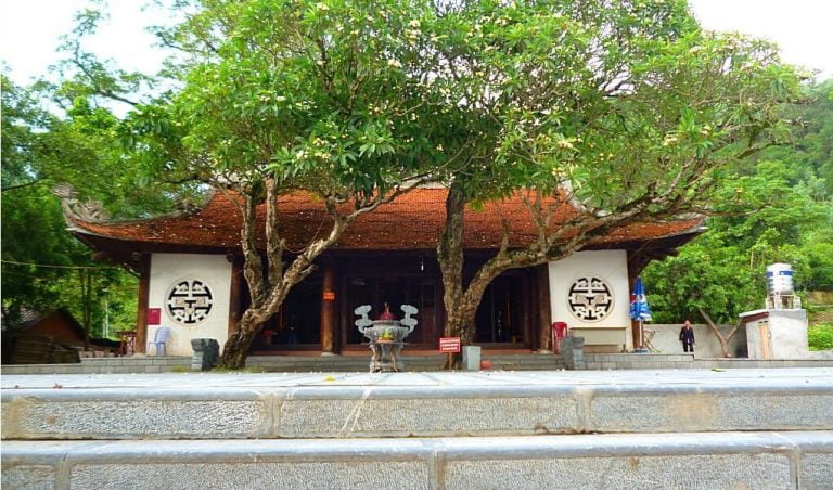 Đền Thỏng Tây Thiên thờ Quốc Mẫu Tây Thiên là Đền Trình Quốc Mẫu.