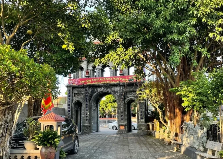 Quan Lớn Đệ Tứ Khâm Sai: Linh Thiêng và Vị Thế trong Tín Ngưỡng Việt